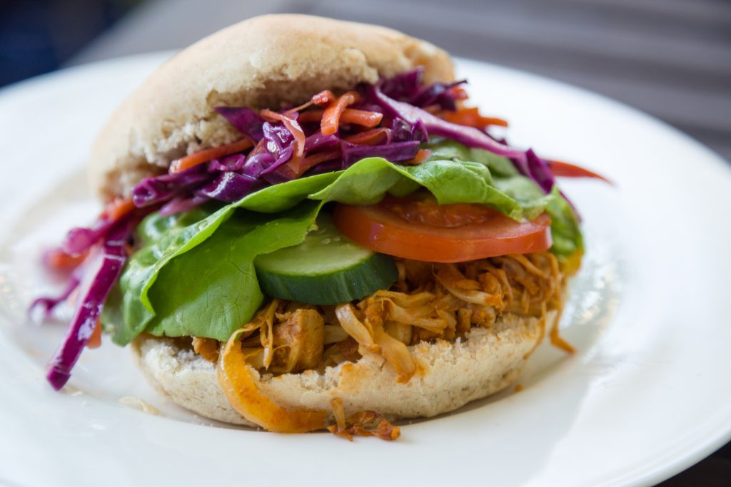 Banana peel pulled "pork" burger - Replate